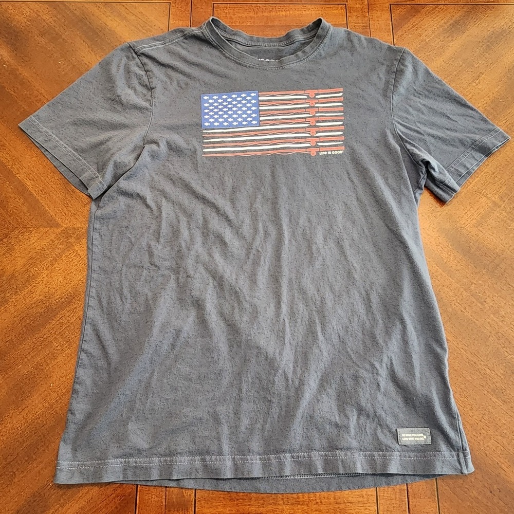 Life is Good Shirt Mens Medium Navy Blue Cotton Knit Crew Neck USA Flag Fishing